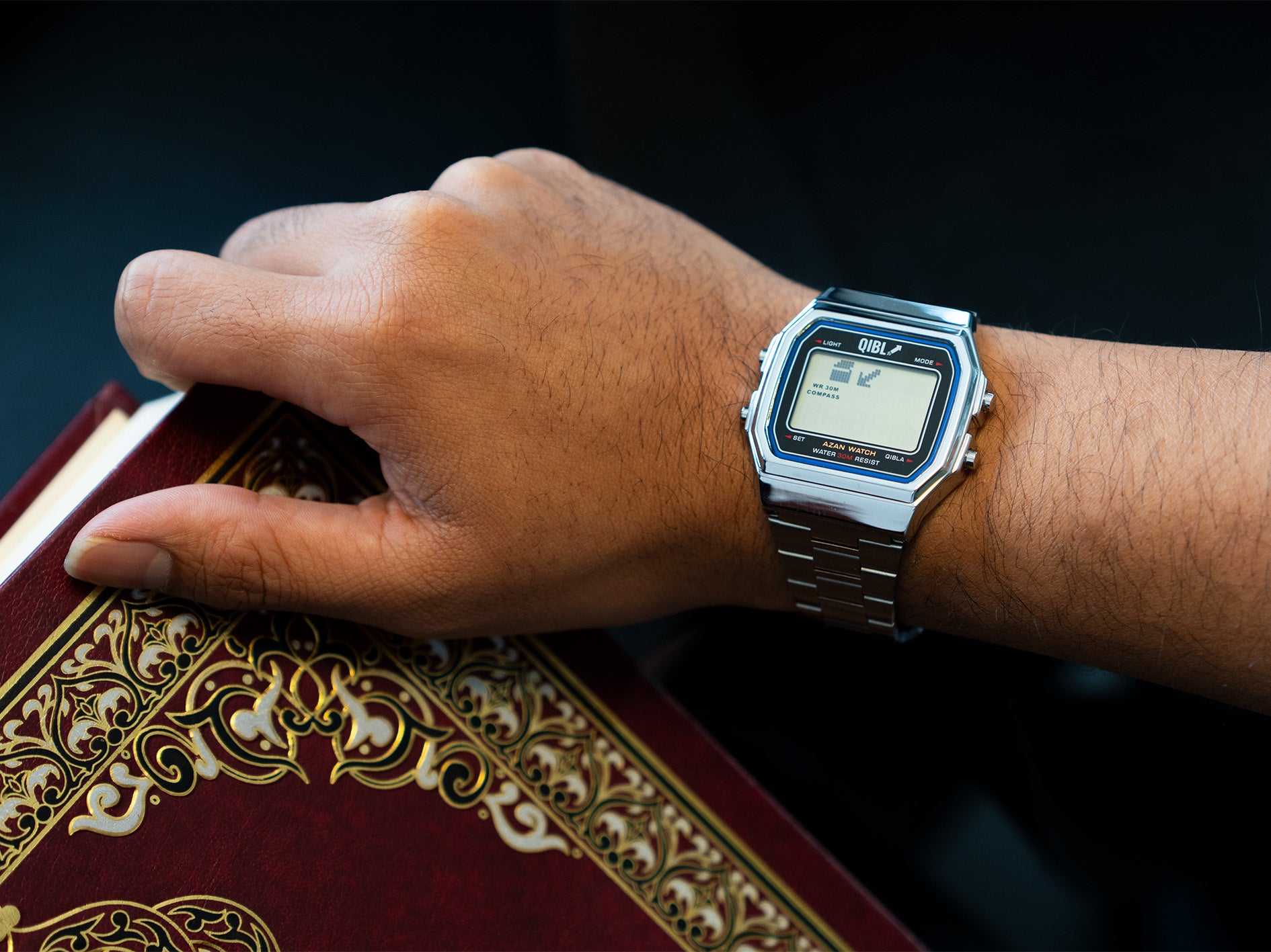 Montre islamique de la marque QIBLWATCH qui indique la qibla avec le coran